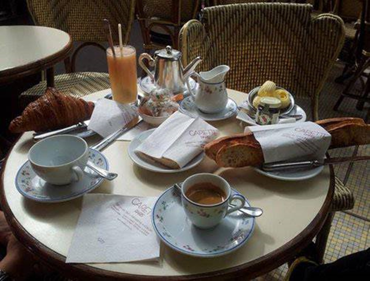 Lãng mạn cà phê hè phố ở Paris